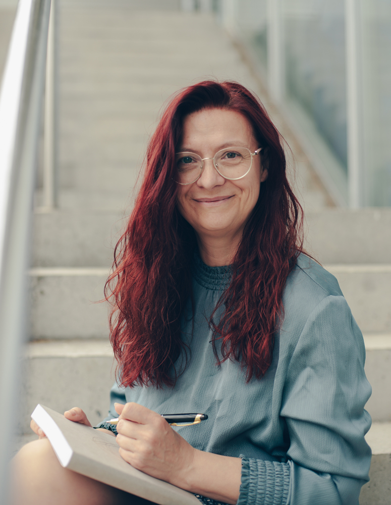 Tanja Wünsch mit Stift und Notizbuch – Gesundheitspraktikerin für Männer mit Prostatabeschwerden in Bayreuth